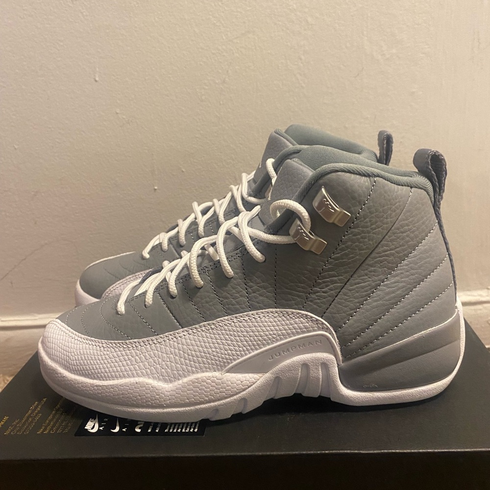 Grade school jordan retro 12 sz 5y Gray and White new never worn